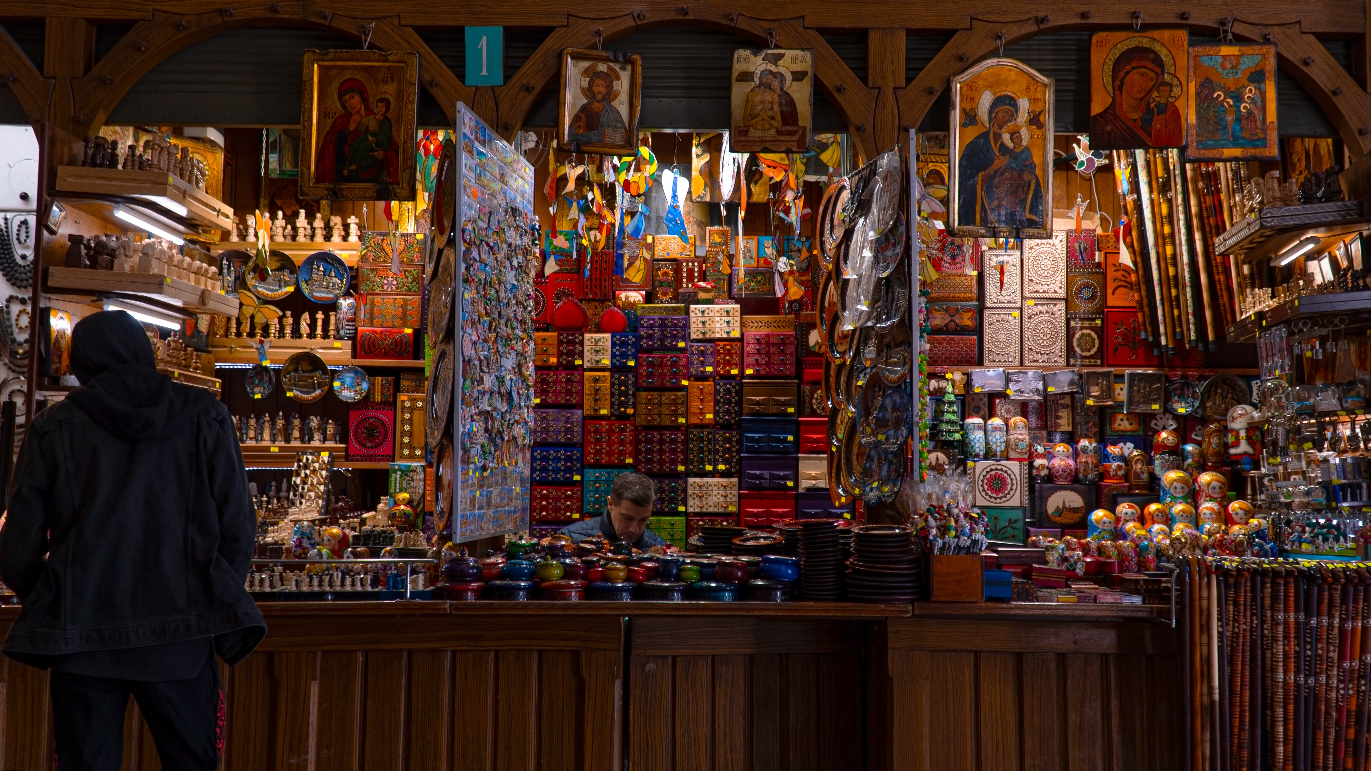 波蘭是天主教國家，街頭可見販售相關的宗教紀念品。（Photo by Hubert Buratynski on Unsplash）